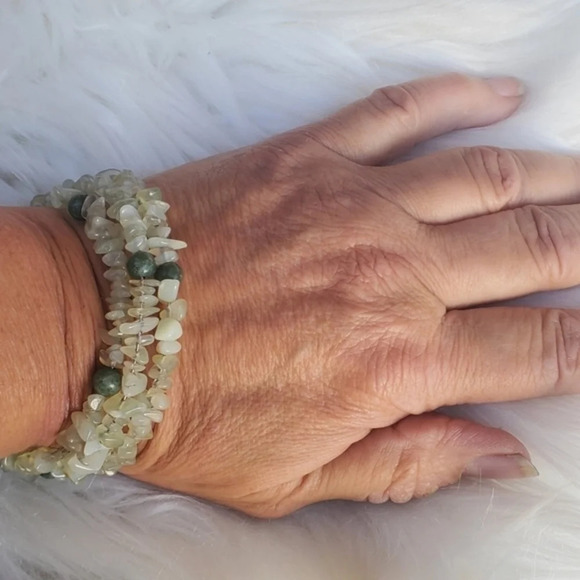Wire strung prehnite and jade bracelet - Picture 6 of 6